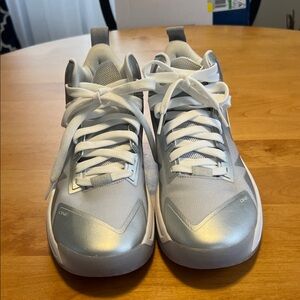 Moolah Women's Silver and White Sneakers 👟